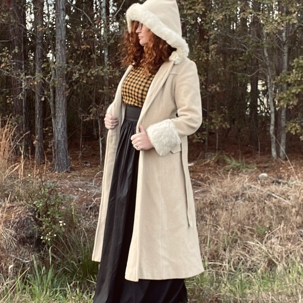 Beautiful Vintage Hooded Winter Coat. - Picture 2 of 4